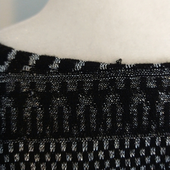 Chico's Black Silver Abstract Metallic 3/4 Sleeve Lined V-Neck Top Shimmering - Picture 8 of 8